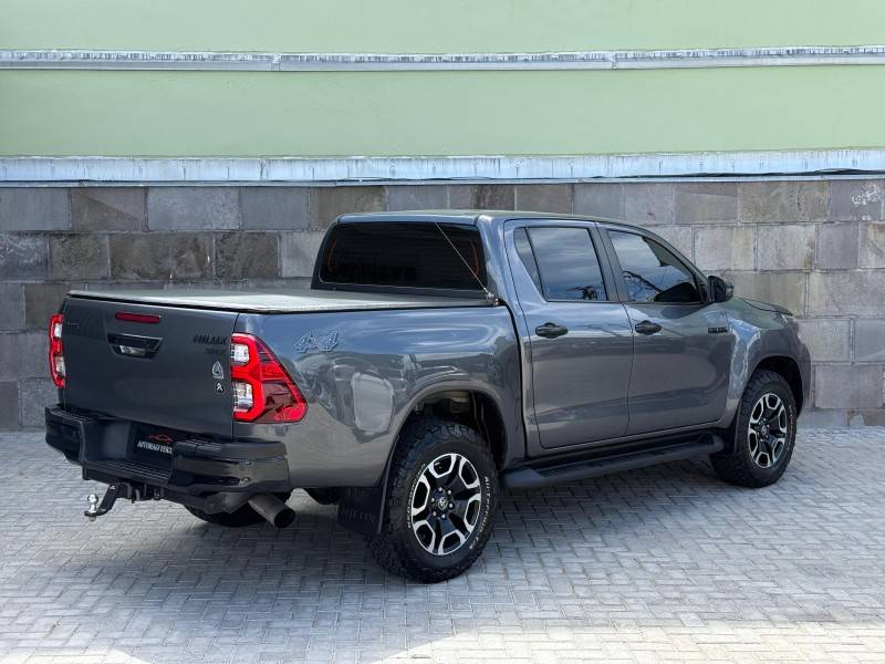TOYOTA - HILUX - 2021/2021 - Cinza - R$ 259.900,00
