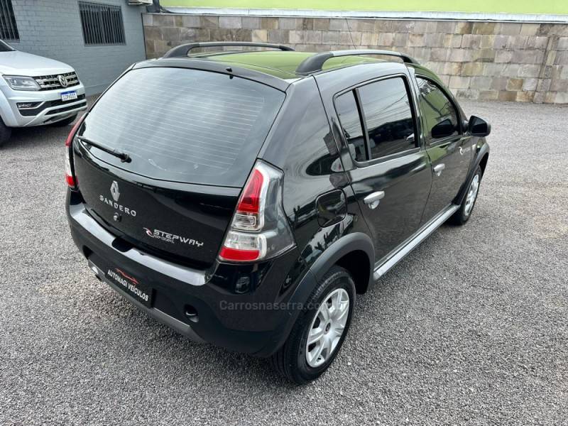 RENAULT - SANDERO - 2012/2013 - Preta - R$ 35.900,00