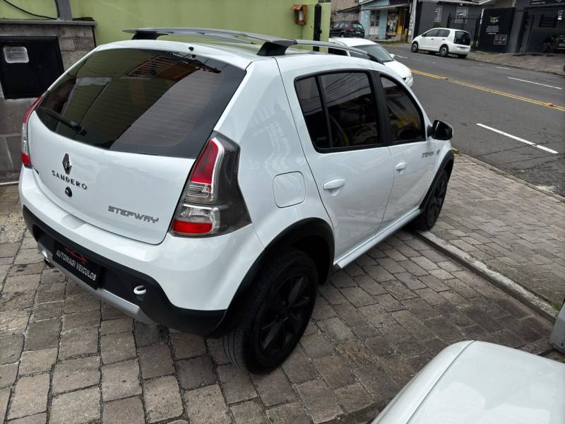 RENAULT - SANDERO - 2013/2014 - Branca - R$ 43.900,00