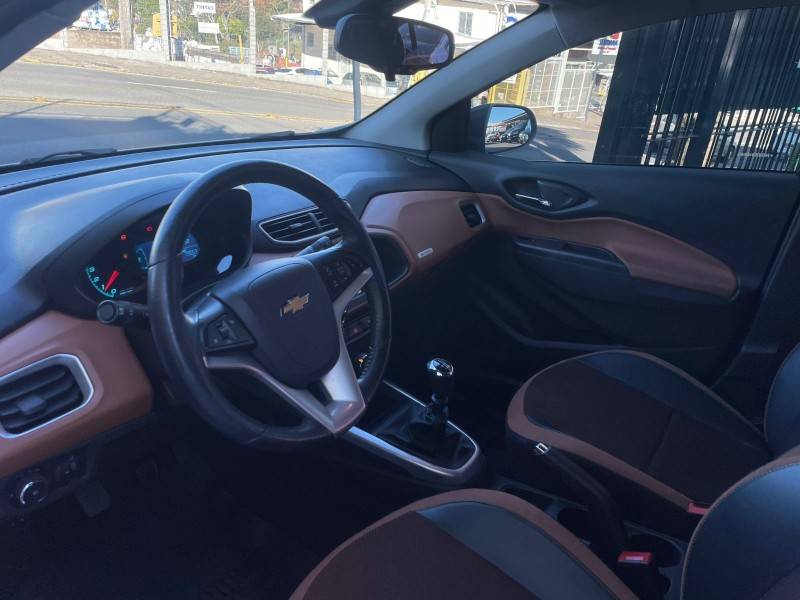 CHEVROLET - ONIX - 2016/2017 - Branca - R$ 64.900,00