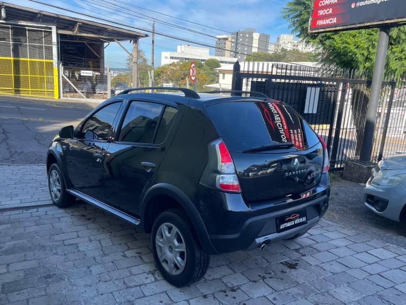 RENAULT - SANDERO - 2012/2013 - Preta - R$ 41.900,00