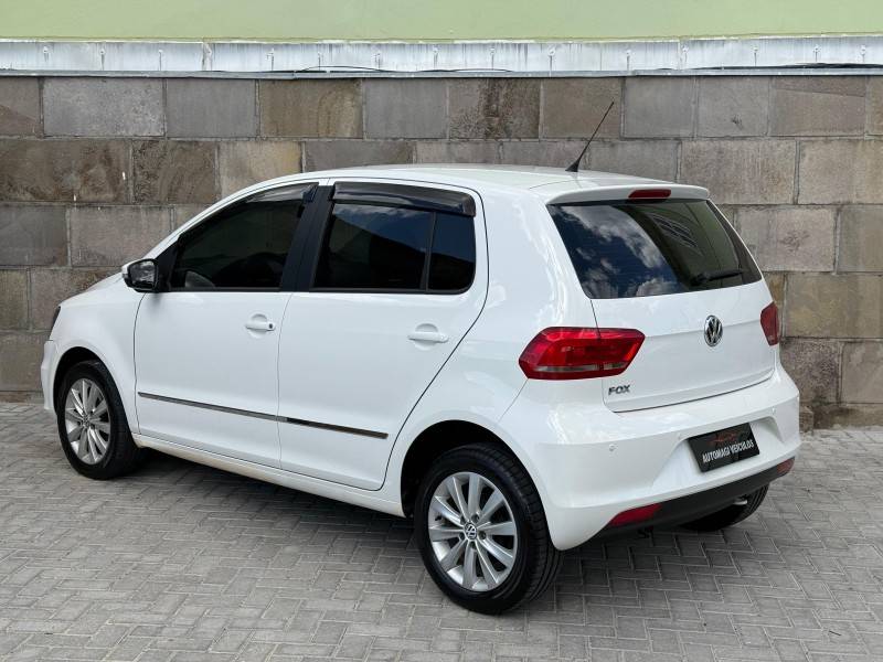 VOLKSWAGEN - FOX - 2014/2015 - Branca - R$ 46.900,00