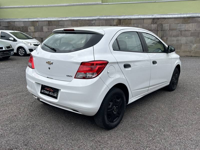 CHEVROLET - ONIX - 2016/2016 - Branca - R$ 45.900,00