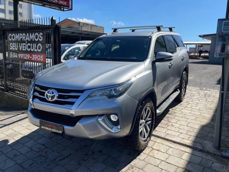 TOYOTA - HILUX SW4 - 2016/2017 - Prata - R$ 219.900,00