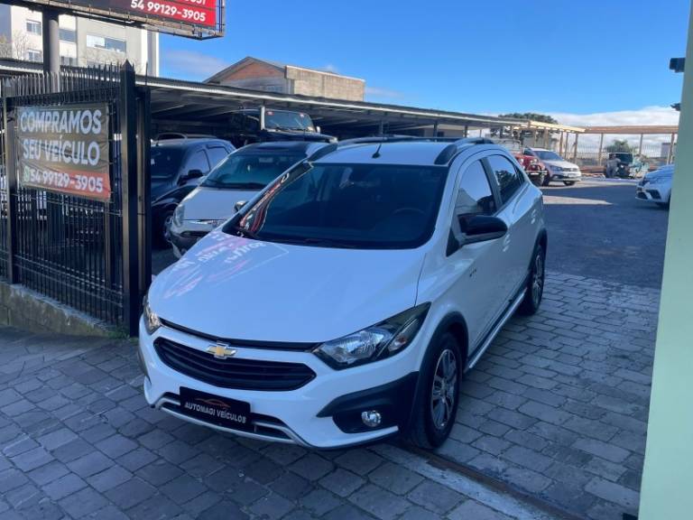 CHEVROLET - ONIX - 2016/2017 - Branca - R$ 64.900,00