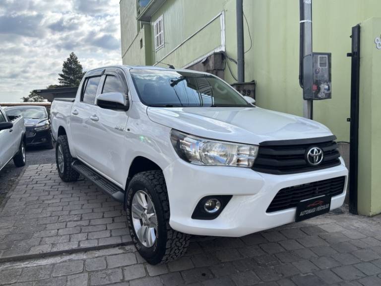 TOYOTA - HILUX - 2017/2018 - Branca - R$ 154.900,00