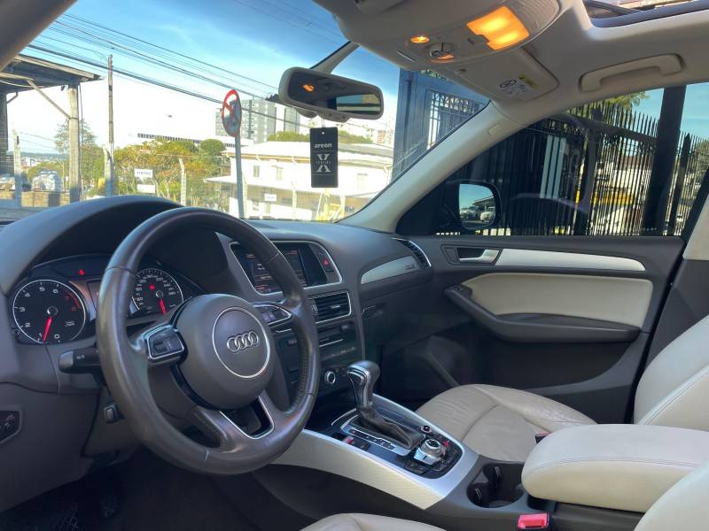 AUDI - Q5 - 2015/2016 - Preta - R$ 110.900,00