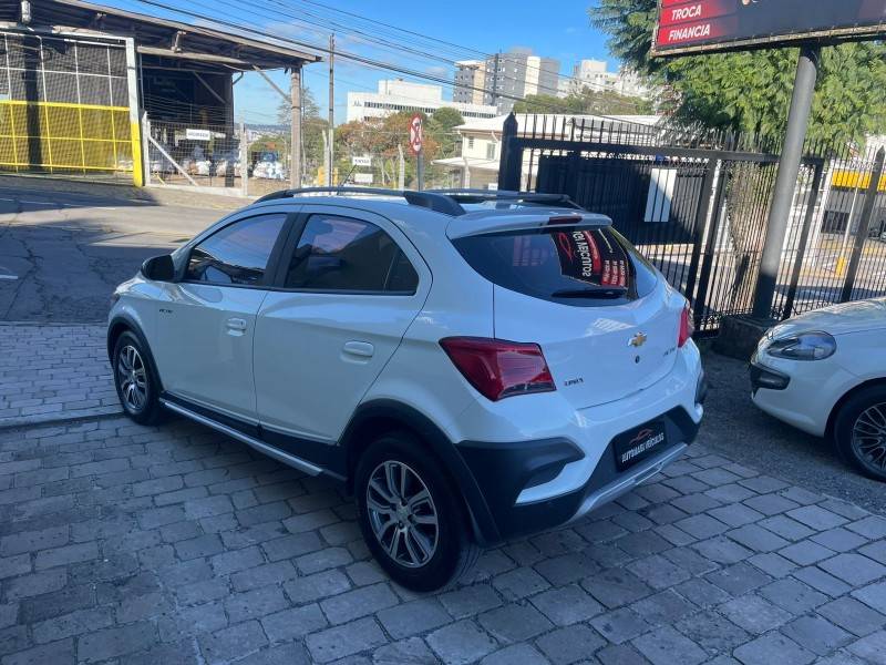 CHEVROLET - ONIX - 2016/2017 - Branca - R$ 64.900,00