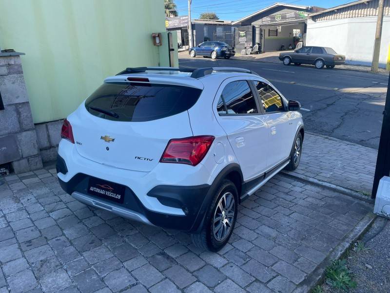 CHEVROLET - ONIX - 2016/2017 - Branca - R$ 64.900,00