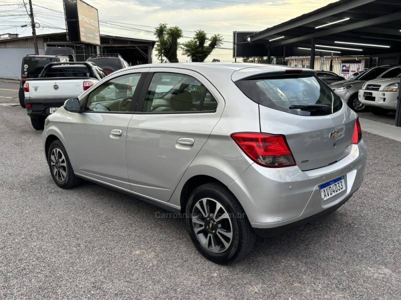 CHEVROLET - ONIX - 2015/2016 - Branca - R$ 58.900,00