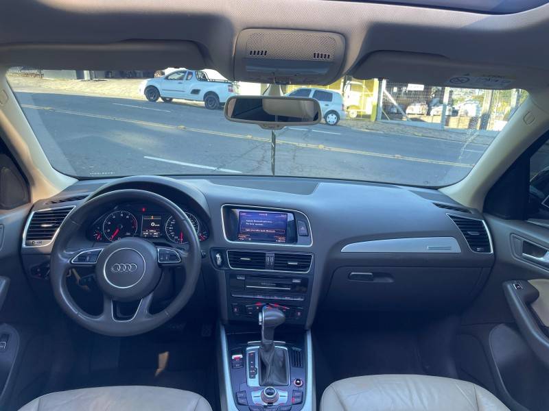 AUDI - Q5 - 2015/2016 - Preta - R$ 110.900,00